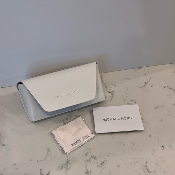 Michael Kors white glasses case - Picture 3 of 3